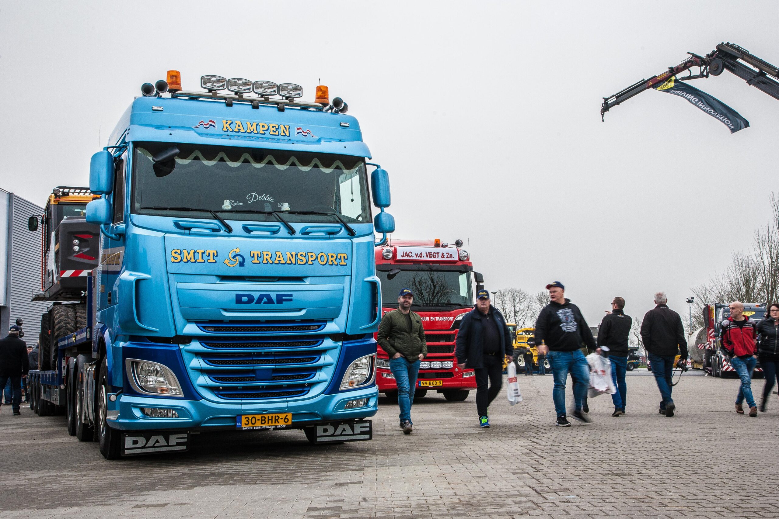 Het is uitgegroeid tot hét evenement voor het speciaal en zwaar transport: het Broshuis Event. Afgelopen zaterdag was het weer zover en trokken naar schatting 10 duizend mensen naar de locaties van deze trailerbouwer uit Kampen.