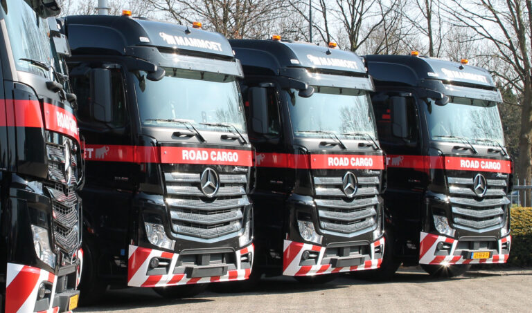 30 Actros-trekkers Mammoet Road Cargo