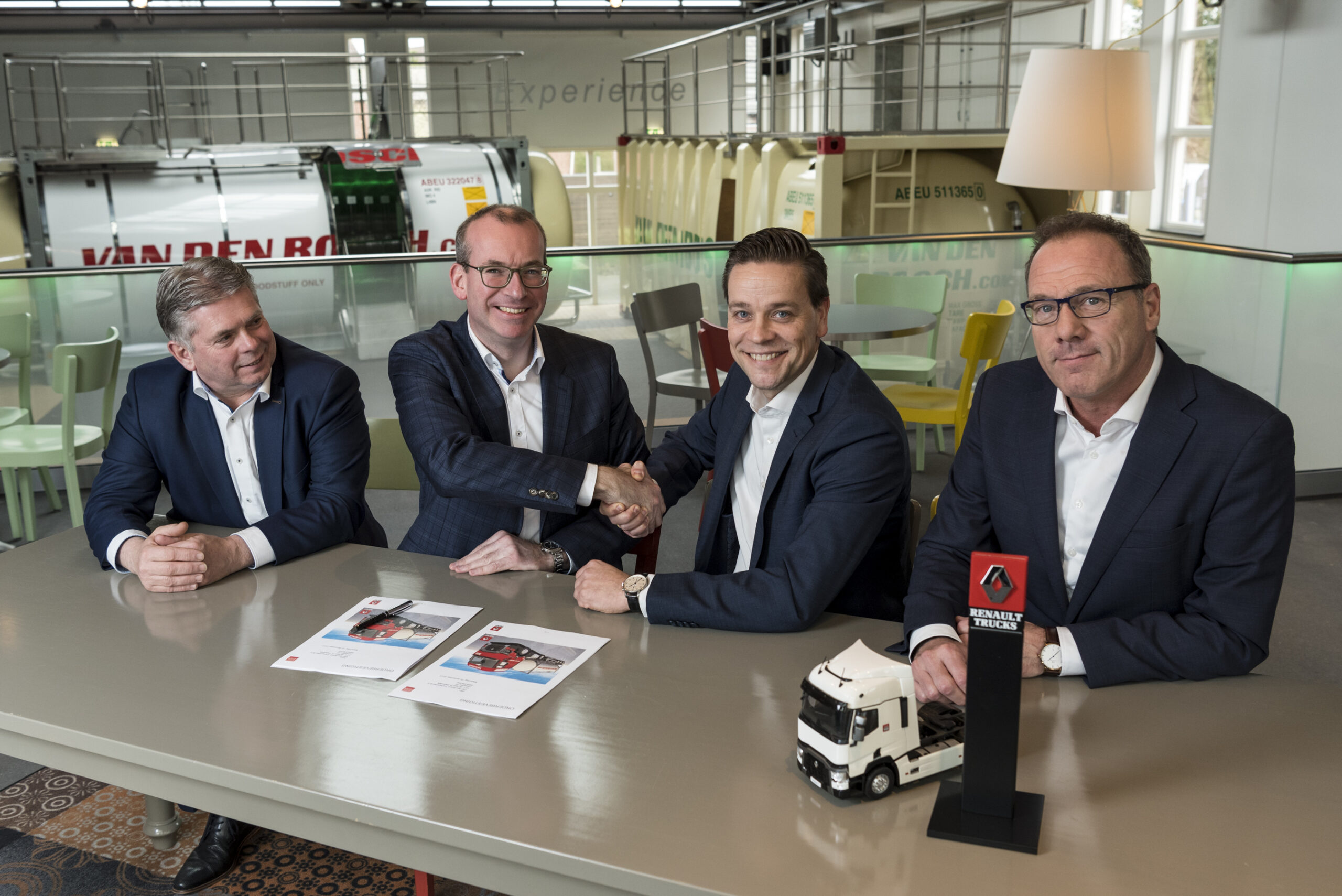 Contractondertekening Van den Bosch - Renault