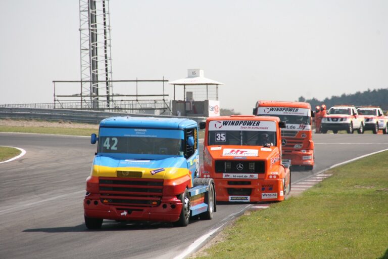 Racetrucks tijdens Paasraces