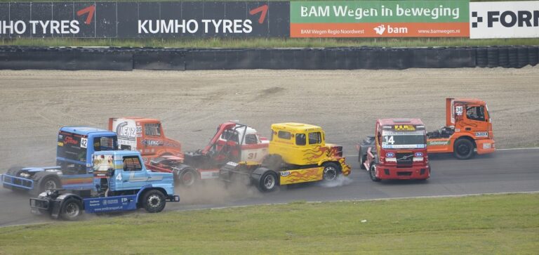 Racetrucks tijdens Paasraces