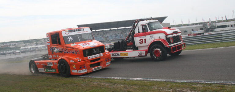 Racetrucks tijdens Paasraces