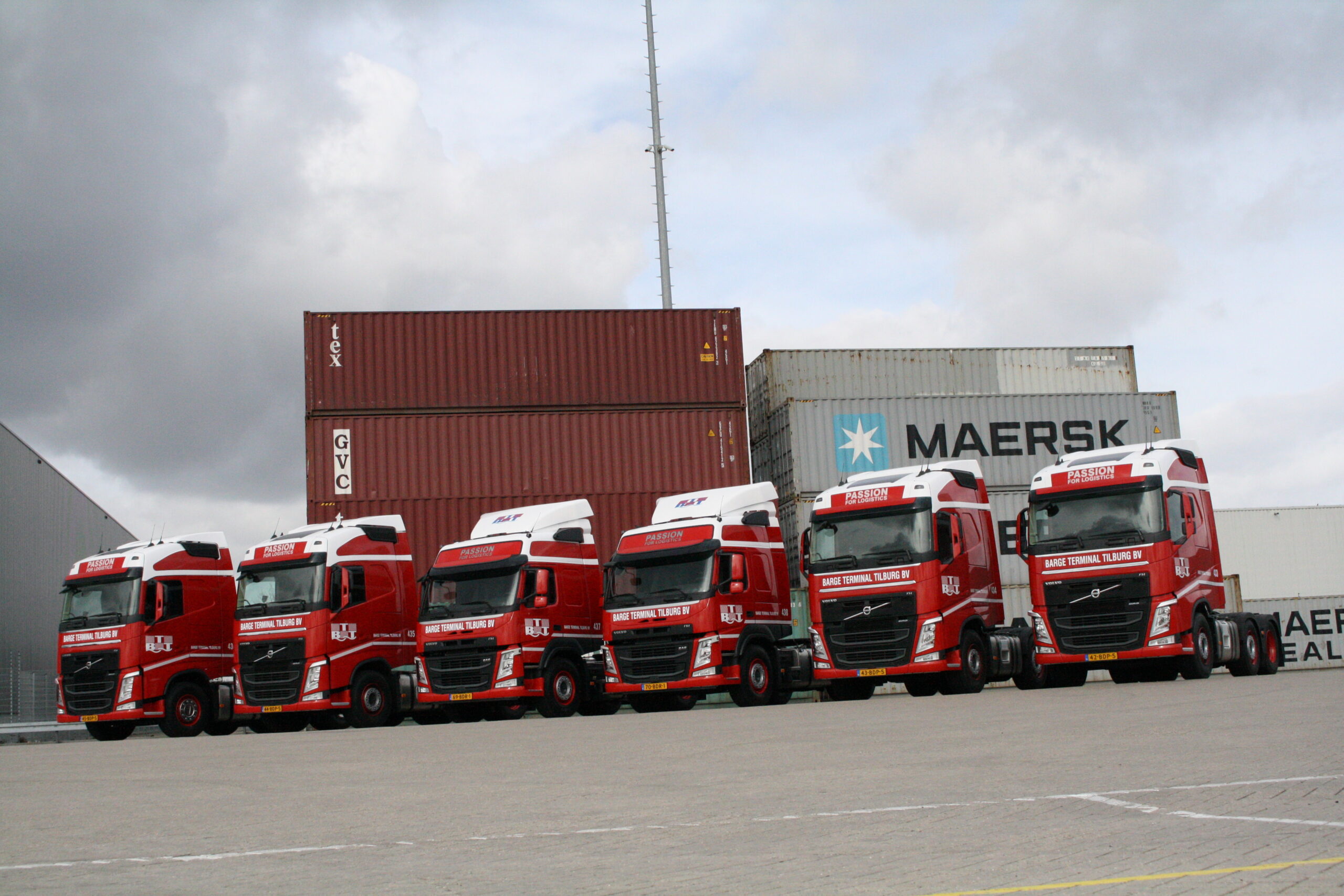 Nieuwe Volvo's Barge Terminal Tilburg