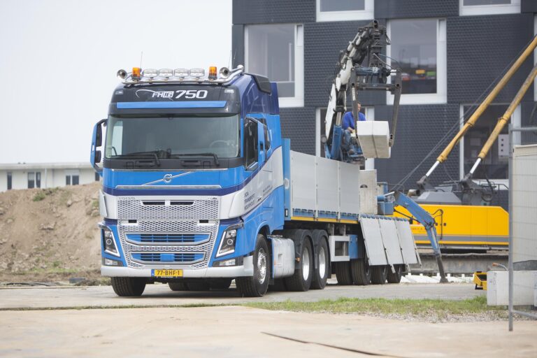 Eerste Volvo FH16 750 met hefbare tandemas